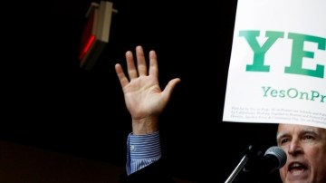 El gobernador de California, Jerry Brown, participaba ayer en un   acto de campaña a favor de la Proposición 30 en el centro de Los Ángeles. La medida contempla un aumento de 25 centavos a las ventas y los impuestos de quienes ganan arriba de 250,000 dólares al año.