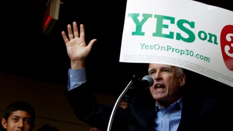 El gobernador de California, Jerry Brown, participaba ayer en un   acto de campaña a favor de la Proposición 30 en el centro de Los Ángeles. La medida contempla un aumento de 25 centavos a las ventas y los impuestos de quienes ganan arriba de 250,000 dólares al año.