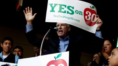 El gobernador de California, Jerry Brown, participaba ayer en un   acto de campaña a favor de la Proposición 30 en el centro de Los Ángeles. La medida contempla un aumento de 25 centavos a las ventas y los impuestos de quienes ganan arriba de 250,000 dólares al año.