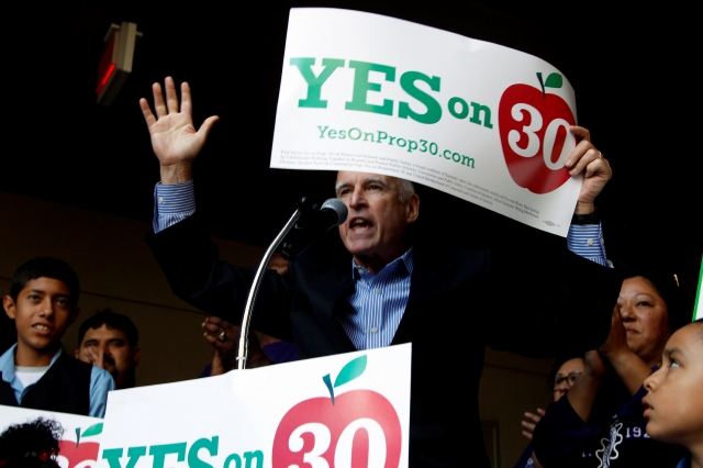 El gobernador de California, Jerry Brown, participaba ayer en un   acto de campaña a favor de la Proposición 30 en el centro de Los Ángeles. La medida contempla un aumento de 25 centavos a las ventas y los impuestos de quienes ganan arriba de 250,000 dólares al año.
