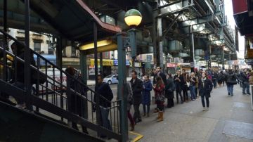 Cientos de ciudadanos neoyorquinos entran en la estación del Metro, cerrado durante el paso del Huracán Sandy, en la ciudad de Brooklyin, en Nueva York, ayer.
