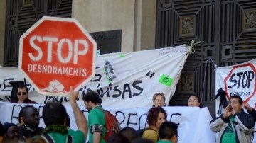 Ayer se efectuó una protesta contra bancos españoles y  desalojos frente al edificio de Catalunya Caixa, en Barcelona, España, mientras que se informaba sobre un ascenso en el índice del desempleo en el país.