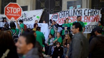 Ayer se efectuó una protesta contra bancos españoles y  desalojos frente al edificio de Catalunya Caixa, en Barcelona, España, mientras que se informaba sobre un ascenso en el índice del desempleo en el país.