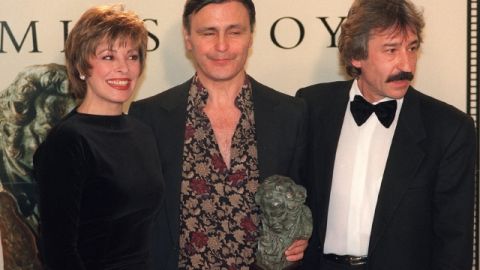 Leonardo Favio (centro) con un Goya por 'Gatica el mono', junto a María Luisa San José  y José Sacristán.