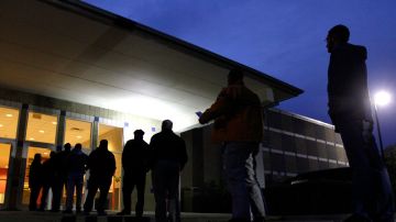 Electores esperan en fila para votar en Apex, Carolina del Norte.