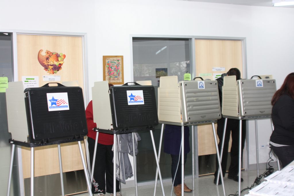 Personas votando en la Association House of Chicago en Humboldt Park el 6 de noviembre.