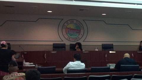 Si bien se tuvo que suspender la reunión por falta de quórum, las concejalas presentes condujeron un foro abierto para los residentes que se acercaron al lugar.