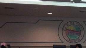 Si bien se tuvo que suspender la reunión por falta de quórum, las concejalas presentes condujeron un foro abierto para los residentes que se acercaron al lugar.