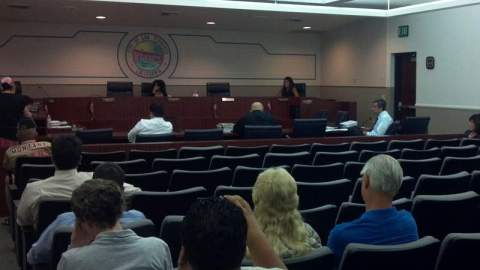 Si bien se tuvo que suspender la reunión por falta de quórum, las concejalas presentes condujeron un foro abierto para los residentes que se acercaron al lugar.