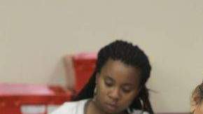 Cynthia Salinas, centro, procesa una boleta enviada por correo en el Registro del Condado de Sacramento de Votantes en Sacramento, California.