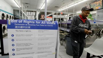 Darryl Williams espera para votar en el colegio electoral instalado en la lavandería Su Nueva en el Barrio 13 de Chicago.