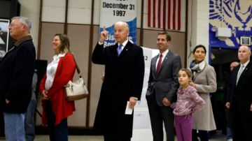 El vicepresidente de EE.UU. Joe Biden, acompañado de su hijo, Beau Biden, su esposa Hallie y su hija Natalie, se forma en fila para votar en la Alexis I. duPont High School, en Greenville, Delaware.