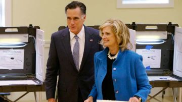 El candidato republicano a la presidencia Mitt Romney y su esposa Ann Romney votaron hoy en Belmont, Mass.