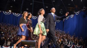 SHA03 CHICAGO (ESTADOS UNIDOS) 07/11/2012.- El presidente estadounidense, Barack Obama (dcha), saluda a sus seguidores junto a su mujer, Michelle (2ºizda), y sus hijas Sasha (2ºdcha) y Malia Ann (izda), al resultar reelegido como presidente de los Estados Unidos en el McCormick Place en Chicago (Estados Unidos) ayer, martes 6 de noviembre de 2012. El presidente Barack Obama ganó hoy la reelección con al menos 303 votos electorales, una cifra más holgada de lo que apuntaban los pronósticos, y victorias en casi todos los estados claves frente al aspirante republicano, Mitt Romney. EFE/Shawn Thew