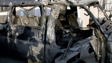 Un vehículo quedó totalmente  destruido  a consecuencia de un ataque rebelde en Damasco, Siria.