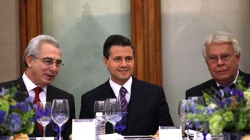 El  presidente electo de México, Enrique Peña Nieto (c)  acompañado del expresidente mexicano Ernesto Zedillo (i) y el expresidente del gobierno español Felipe González (d).