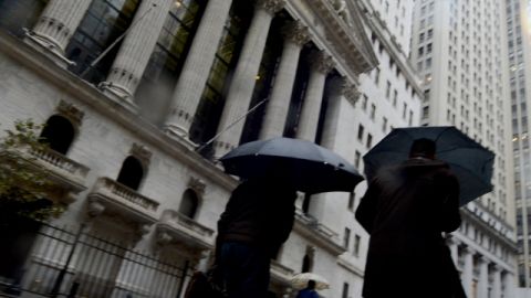 Día lluvioso en el New York Stock Exchange.