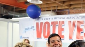 Simpatizantes de la Medida B, que exige usar condón a los actores de películas porno celebraban   el aparente triunfo.