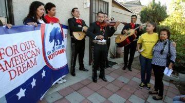 Miembros de CHIRLA sorprendieron con  mariachi a  votantes para llevarlos  a las urnas .