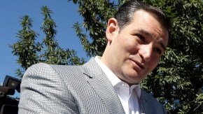 Ted Cruz saluda a  varias simpatizantes. El cubano tiene en apoyo de Tea Party.