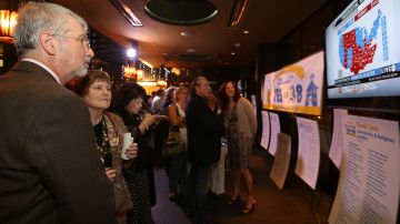 El actor Edward James Olmos se reúne con partidarios de la proposición 38 en el centro de Los Ángeles.