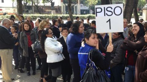 Empleados de un edificio localizado en el Paseo de la Reforma en México desalojaron la instalación ante el fuerte temblor de hoy.