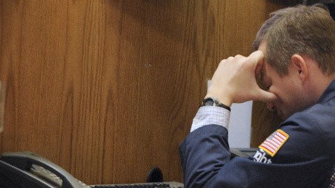Un empleado de la Bolsa de Nueva York examina los datos del Dow Jones tras las elecciones.