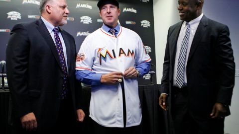 Tino Martínez, nuevo coach de bateo de los Marlins, fue designado por el equipo y el nuevo coach, Mike Redmond (en la foto).