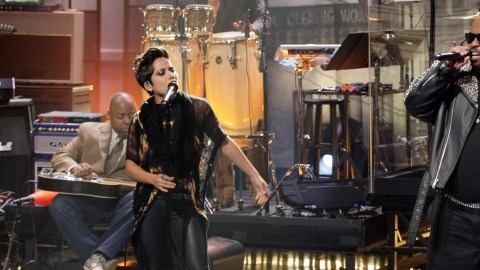 Vicci Martínez (izq.) con su mentor en 'The Voice', Cee Lo Green.