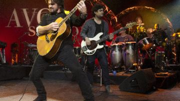 El cantante colombiano Juanes se presenta en el escenario del festival musical Sesión Avo, en Basilea, Suiza.