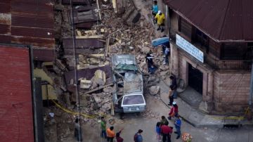 Un policía habla con la población en San Marcos, Guatemala, luego del sismo de 7.4 grados. Todavía no hay datos definitivos de daños.
