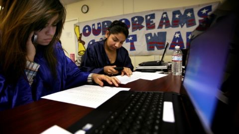 Seleny Rodríguez (der.), 18, y Dalia Madrigal, 19, son dos de los miles de estudiantes que han estado promoviendo tanto la aprobación de Dream Act en el Senado como el voto hispano.