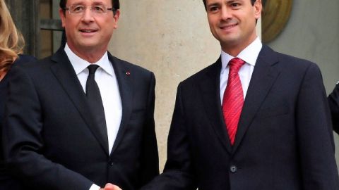 El presidente francés Francois Hollande saluda al presidente electo de México, Enrique Peña Nieto, en la entrada del Palacio del Elíseo de París.
