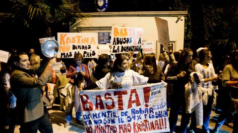 No hay cifras oficiales de la protesta, pero los medios de comunicación reportan cientos de miles.