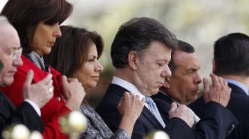 El presidente de Colombia, Juan Manuel Santos (c), atendió una llamada telefónica del presidente de EEUU durante un acto público en Bogotá.