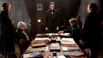 Daniel Day-Lewis (centro) es Abraham Lincoln en el filme que se estrenó ayer.