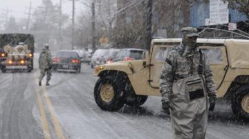 Miembros de la Guardia Nacional trabajan en una de las zonas inundadas en Nueva York enmedio de una tormenta invernal que azota la región.