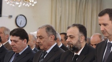 Imagen de la agencia de noticias Sana que muestra al presidente sirio, Bashar al Assad (2-d), durante los rezos del 'Eid al-Adha' o la Fiesta de Sacrificio en una mezquita de Damasco, Siria, en  octubre.