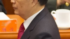 El presidente chino, Hu Jintao, camina detrás de  su vicepresidente, Xi Jinping (d), mientras éste aplaude.