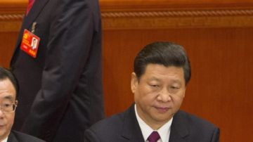 El presidente chino, Hu Jintao, camina detrás de  su vicepresidente, Xi Jinping (d), mientras éste aplaude.