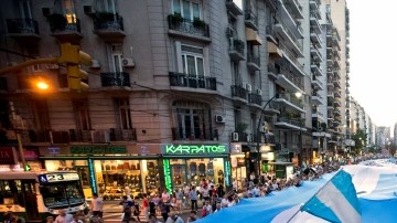 Durante la marcha de ayer en contra del Gobierno se deslpegó una enorme bandera nacional en  Buenos Aires, Argentina.