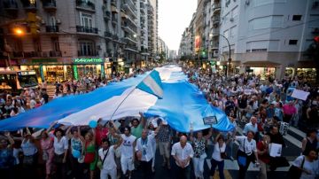 Durante la marcha de ayer en contra del Gobierno se deslpegó una enorme bandera nacional en  Buenos Aires, Argentina.