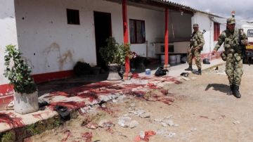 Militares colombianos inspeccionaban ayer el patio de una propiedad donde aún había sangre fresca de las 10 personas que fueron masacradas en Santa Rosa de Osos, departamento de Antioquia del que Medellín es su capital.