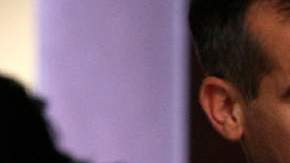 Eric Garcetti le da un  abrazo a  Ana Méndez.