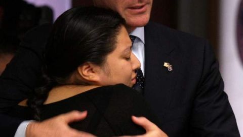 Eric Garcetti le da un  abrazo a  Ana Méndez.