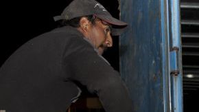 Voluntarios cargan alimentos y otros bienes para ser repartidos en las comunidades afectadas por el terremoto en Guatemala.
