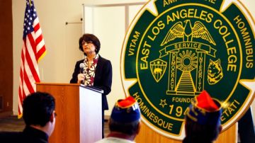 La congresista Lucille Roybal-Allard habla ante un grupo de veteranos de guerra en el Colegio del Este de Los Ángeles.