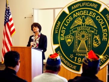 La congresista Lucille Roybal-Allard habla ante un grupo de veteranos de guerra en el Colegio del Este de Los Ángeles.