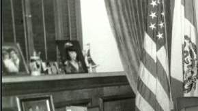 Art Snyder   en su  oficina cuando era miembro  del Concejo Municipal de Los Ángeles.