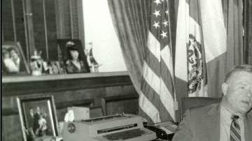 Art Snyder   en su  oficina cuando era miembro  del Concejo Municipal de Los Ángeles.